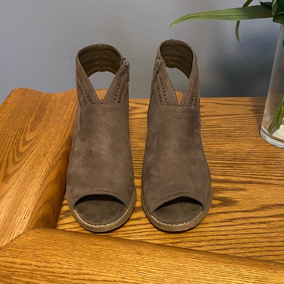 Chunky heel booties - Picture 2 of 10